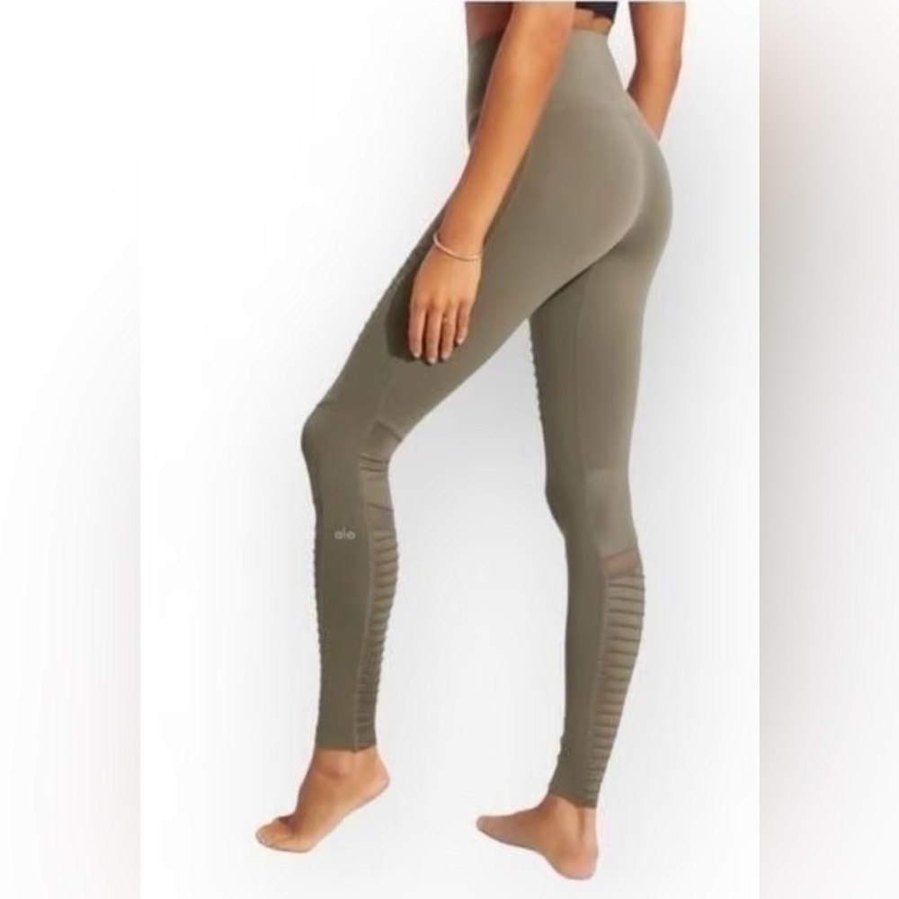 ALO Yoga Women's Moto olive green Leggings